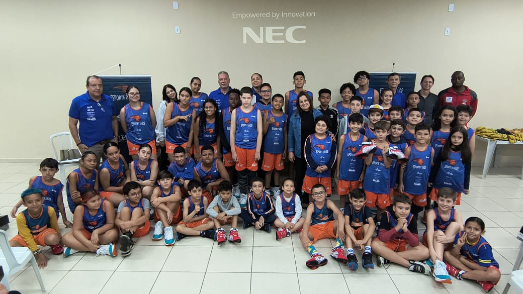 Projeto Esporte e Saúde realiza entrega de tênis de basquete para alunos em Pindamonhangaba
