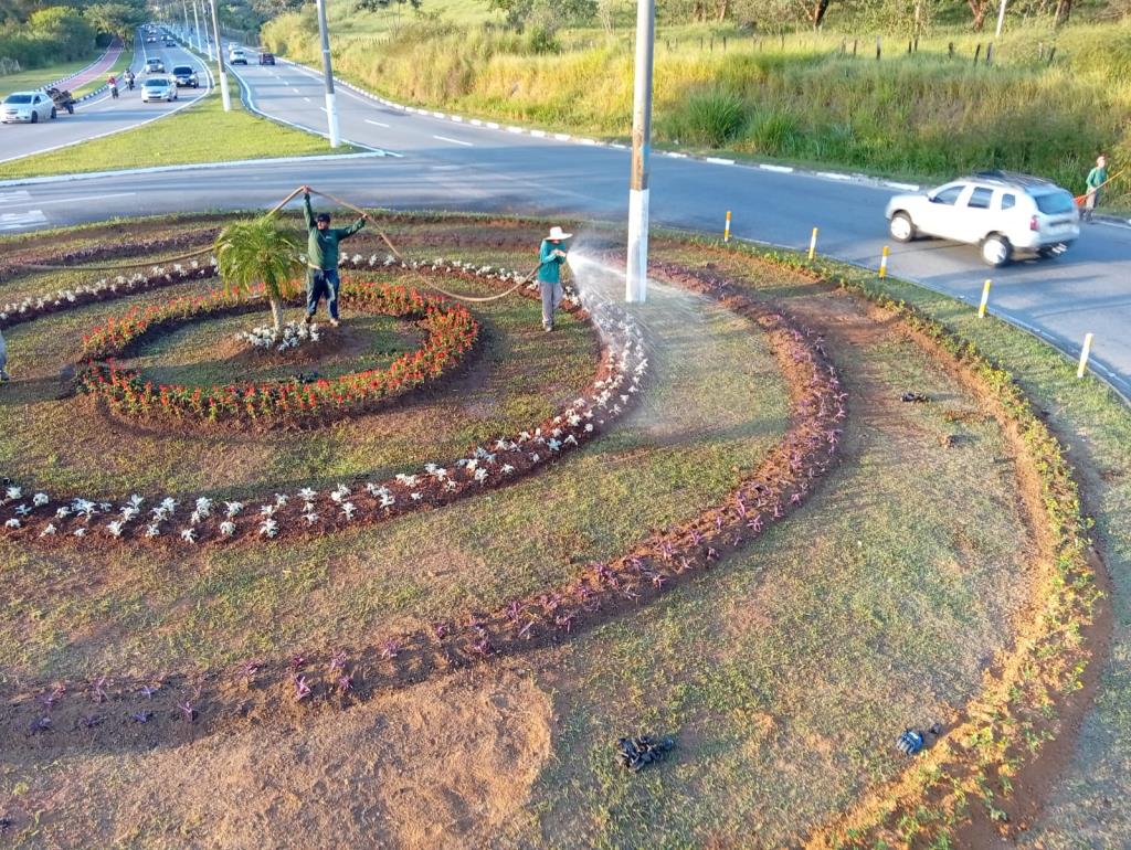 Pinda revitaliza paisagismo da rotatória do Anel Viário e cria modelo para futuras adoções