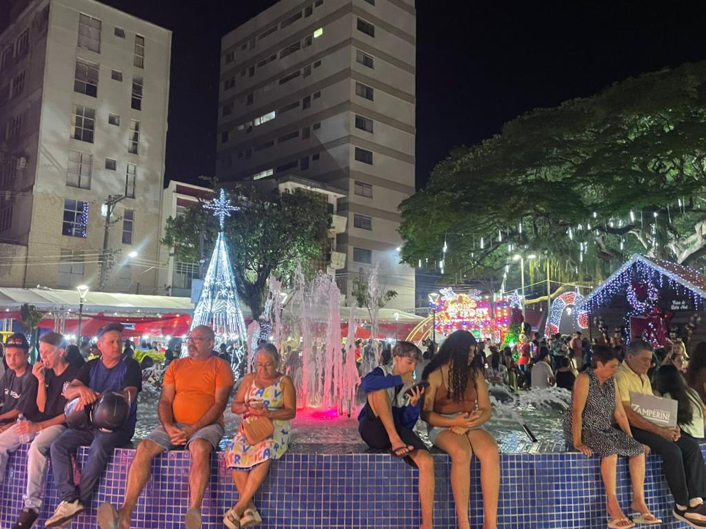 Com show de luzes e ruas cheias, Natal movimenta Centro de Pinda e anima comerciantes e famílias