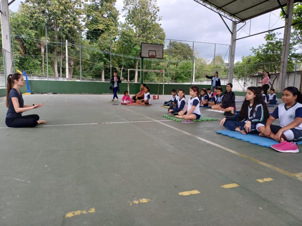 Escola Municipal Joaquim Pereira da Silva promove vivência de Yoga com alunos e familiares