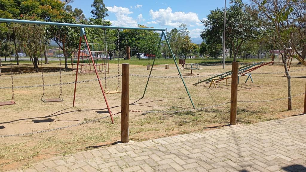 Jardinagem e manutenção deixam Praça do Parque das Palmeiras ainda mais bonita