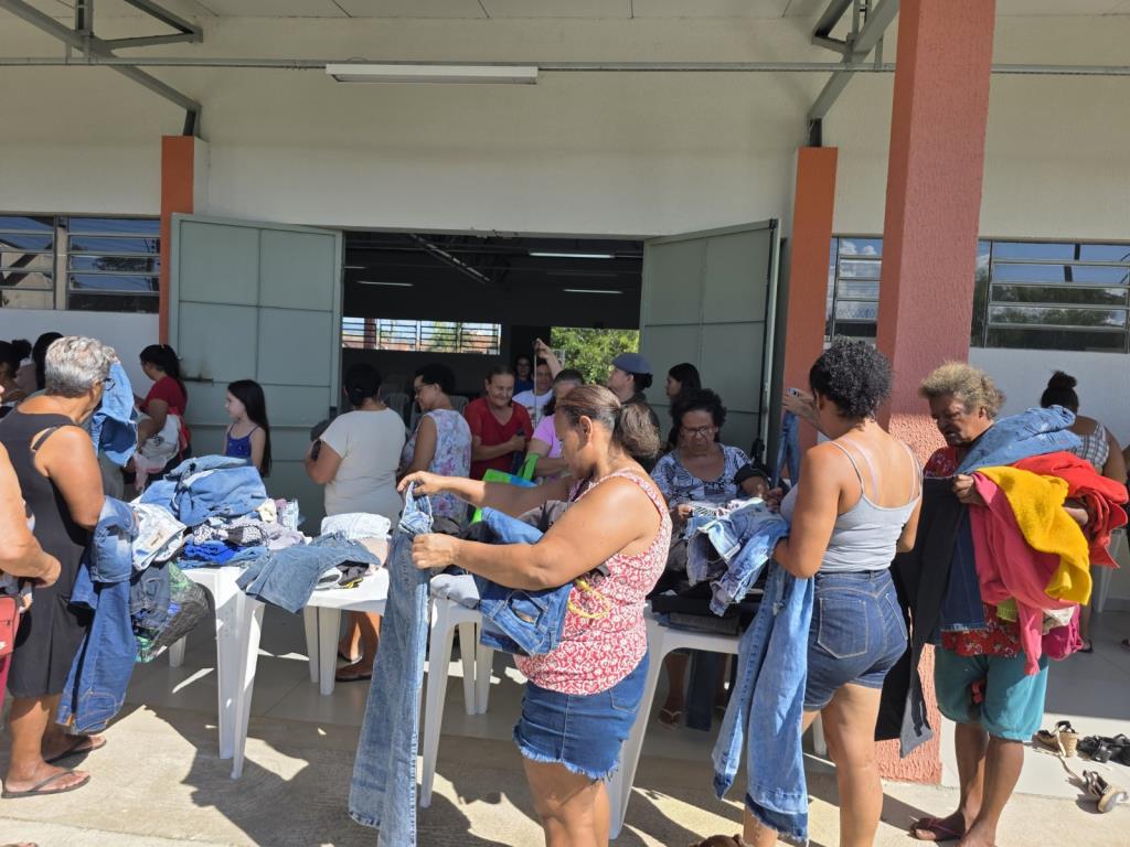 Varal Solidário atrai centenas de pessoas e marca sucesso do evento no Castolira
