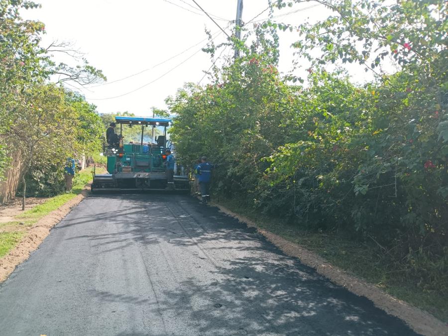 Prefeitura asfalta estrada do Boia e faz recape na estrada do Piracuama