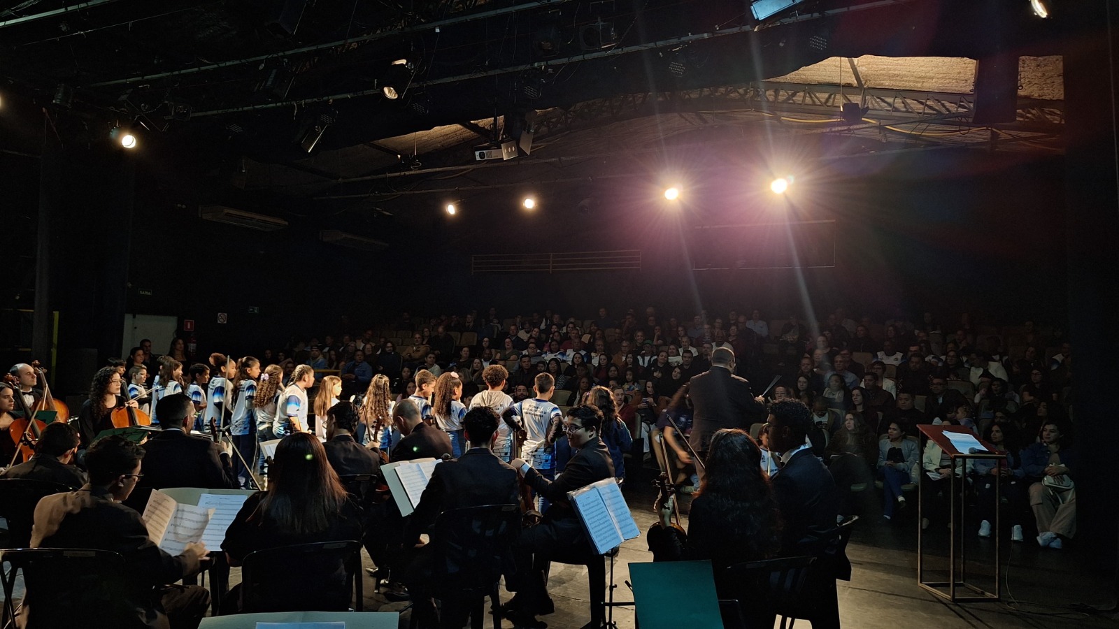 Teatro Galpão recebe Concerto Didático da Orquestra Filarmônica com participação de alunos da rede municipal