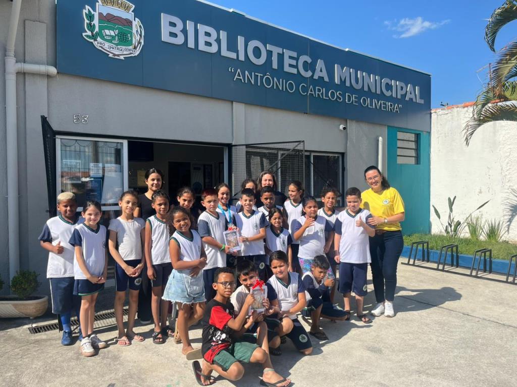 Biblioteca do Castolira recebe livro produzido por alunos do 3º ano da Escola Julieta Reale