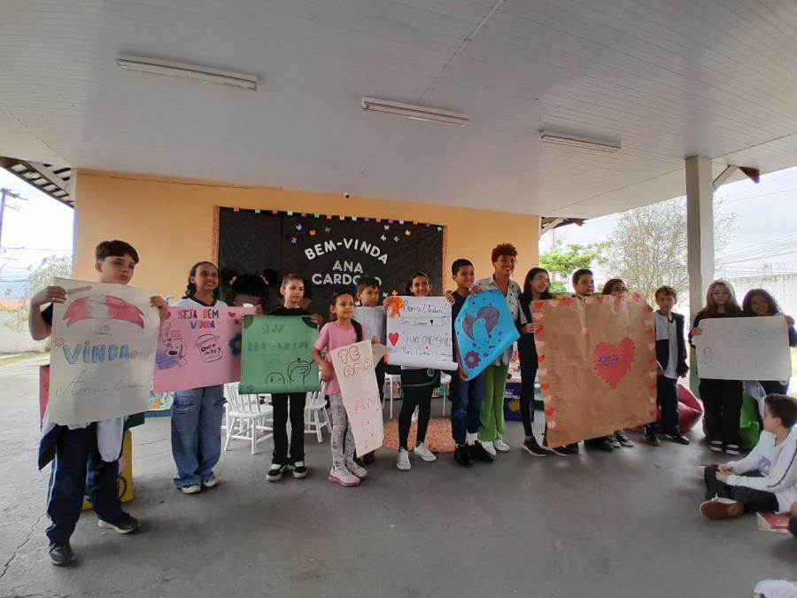 Projeto Viagem Literária promove encontro entre autora e alunos