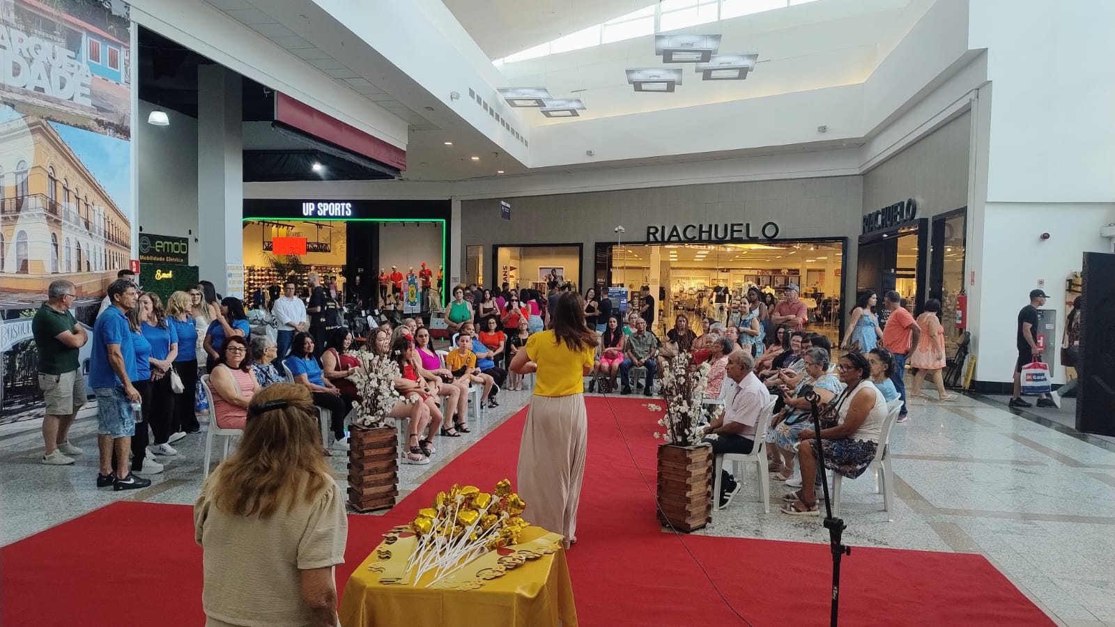 Desfile ‘Anos Dourados’ abre Outubro Dourado em Pinda