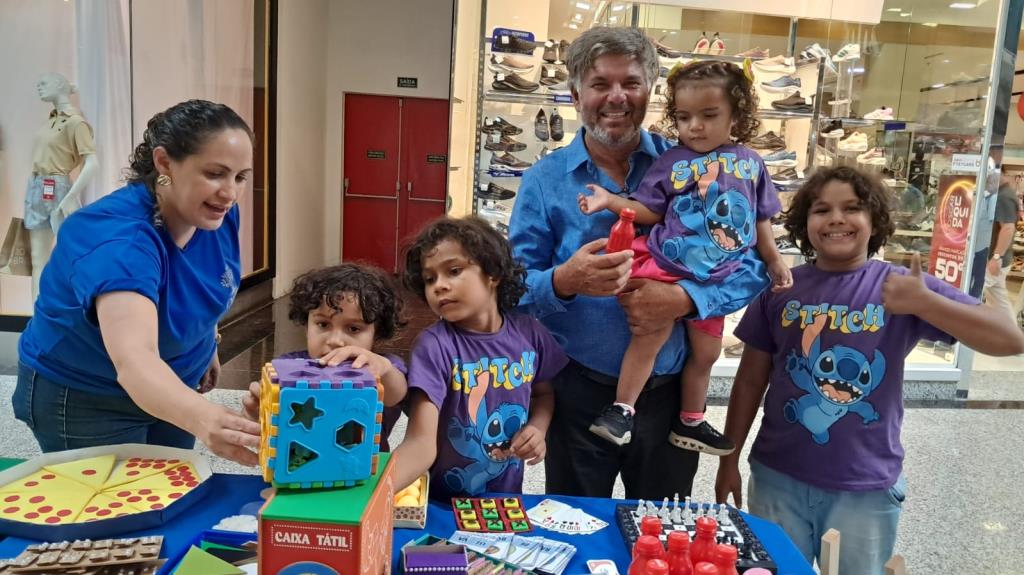 Prefeitura promove ação de inclusão com oficina de Braille no Shopping Pátio Pinda