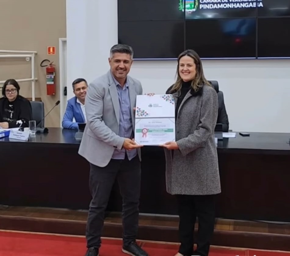 Diploma João Romeiro é entregue à diretora de Comunicação da Prefeitura