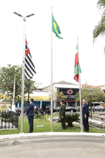 10/07 - Hasteamento das Bandeiras abre “10 de Julho” em Pindamonhangaba