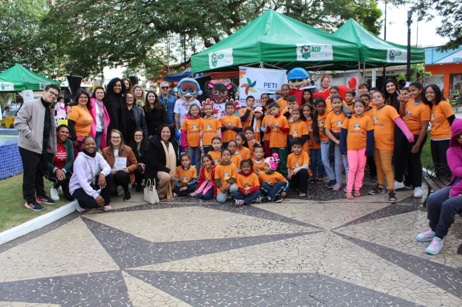 Evento na Praça Monsenhor Marcondes celebra o Dia Mundial contra o Trabalho Infantil com grande participação popular