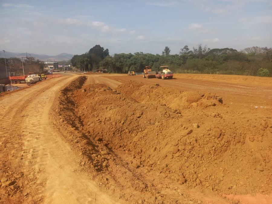 Via estrutural chega a 85% concluída; fase atual é de aterro e compactação