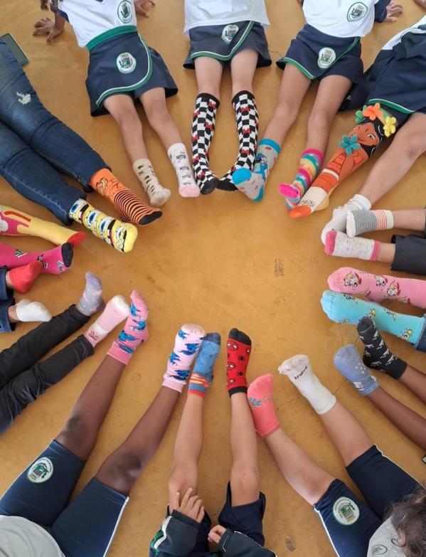 Campanha das Meias Coloridas mobiliza com ação de conscientização sobre Síndrome de Down