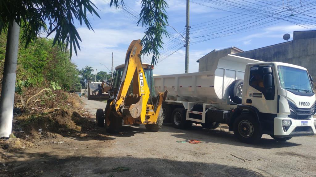 Jardim Regina recebe ações de limpeza e operação tapa-buraco nesta segunda-feira