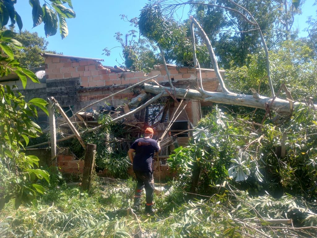 Forte chuva mobiliza força-tarefa da Defesa Civil em Pindamonhangaba