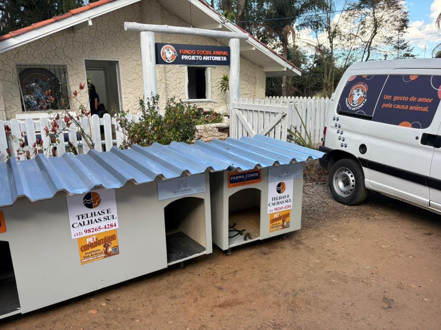 Projeto Antonieta recebe duas casinhas para cães