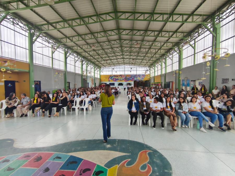 Prefeitura promove seminário sobre autocuidado e capacitação em manipulação de alimentos nas escolas municipais