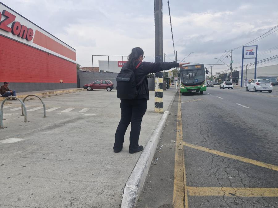 Prefeitura inicia substituição de abrigos em pontos de ônibus