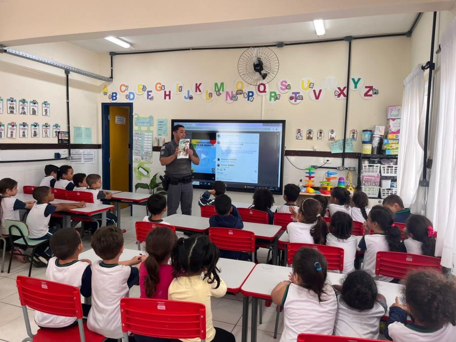 Alunos do CMEI Maria Luiza Lima de Almeida recebem palestra lúdica sobre prevenção à violência