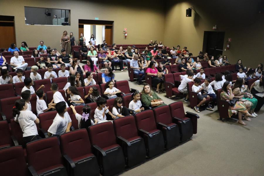 Escola Jataí entrega certificados "Guardiões da Natureza" para alunos do Ensino Fundamental I