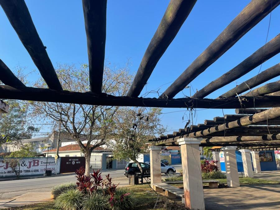 Prefeitura de Morungaba realiza manutenção nos pergolados da Praça dos Italianos