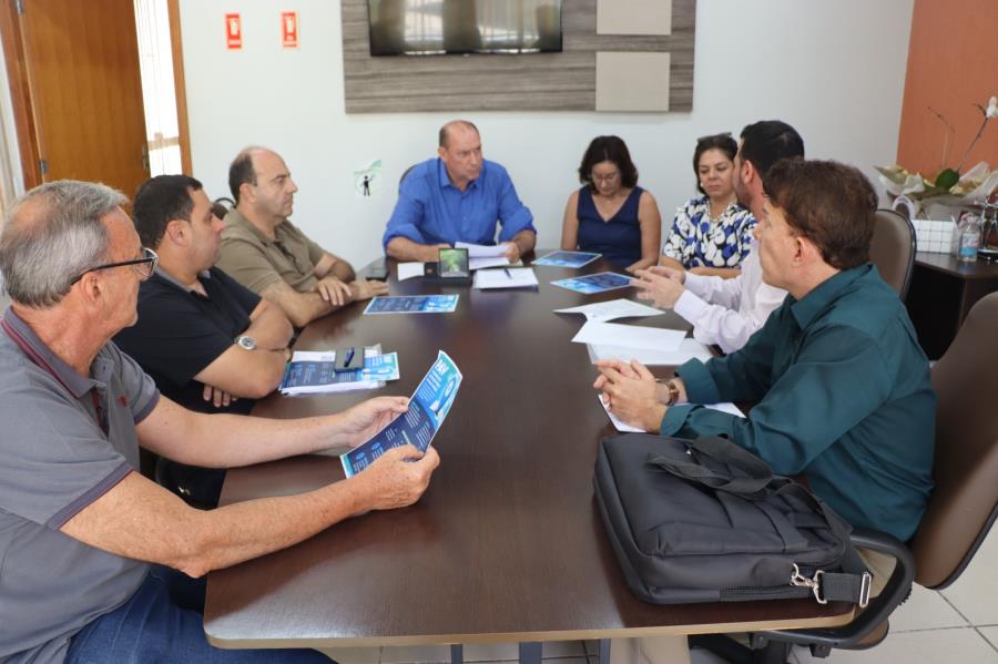 Prefeito Fernando recebe delegado da Receita Federal para parceria