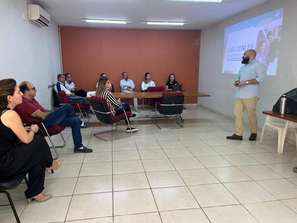 Gestores e empresários discutem soluções de liderança e mercado de trabalho