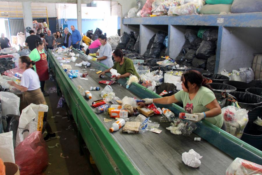 Renascer Cooperativa recebe esteira de triagem do Cisbra
