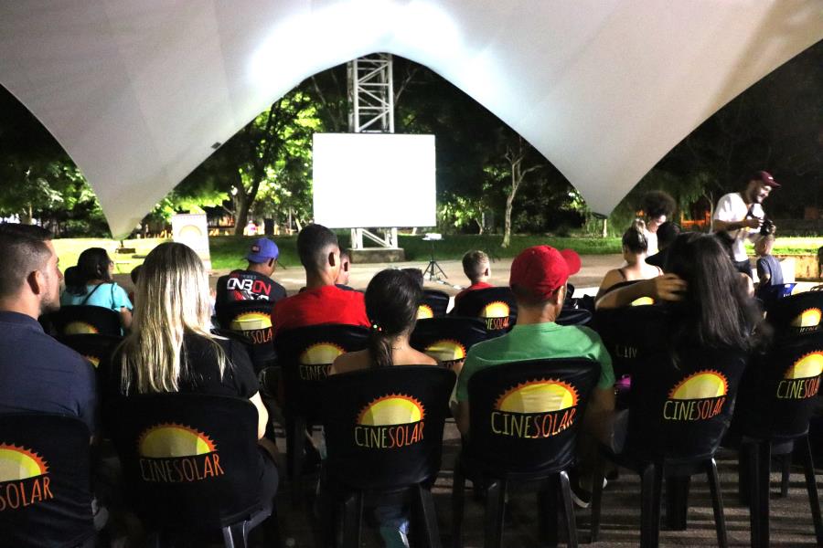 Morungaba recebe sessões de cinema movidas a energia solar