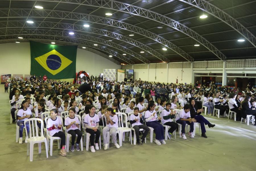 Estudantes de Morungaba participam da formatura do Proerd