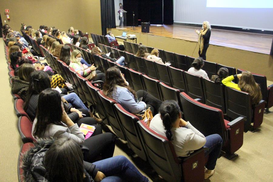 Departamento de Educação promove palestra sobre neuroeducação para equipes escolares