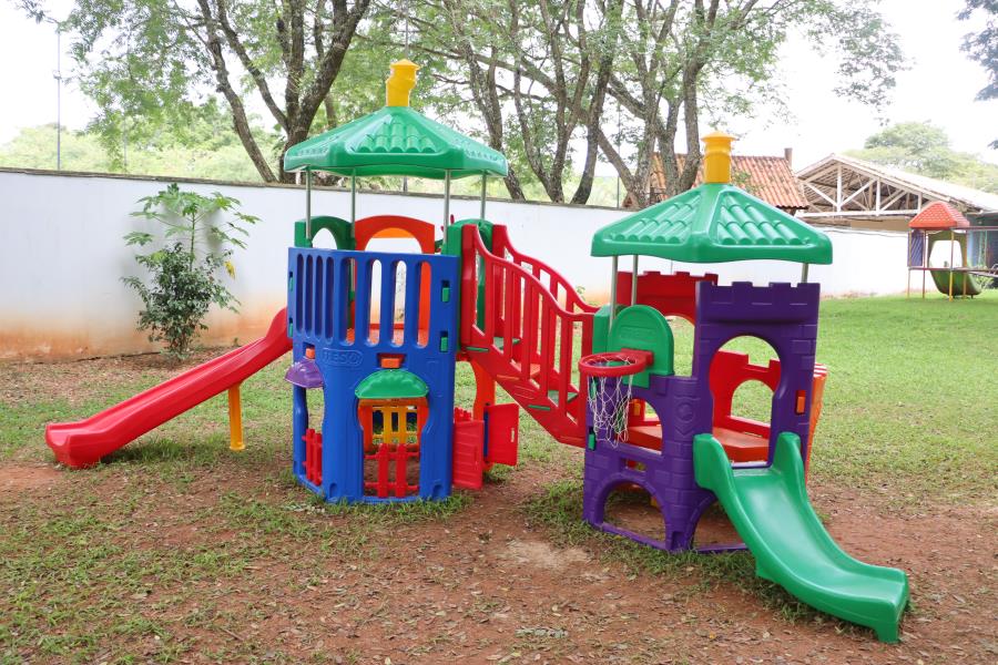 Prefeitura de Morungaba entrega seis novos playgrounds infantis para rede municipal de ensino