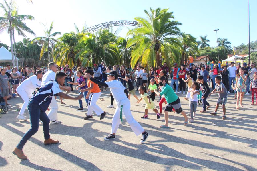 Centenas de crianças se divertem na abertura da Semana do Brincar