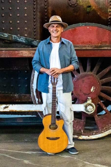 O músico Edvan Antunes apresenta o show “Viva Renato Teixeira” neste sábado