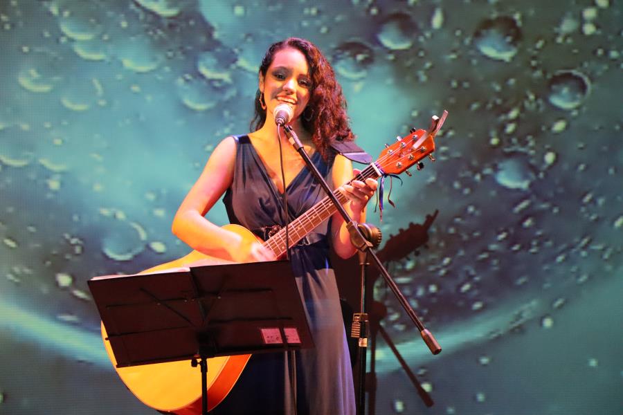 Cantora Victória Huggler se apresenta no Teatro Municipal