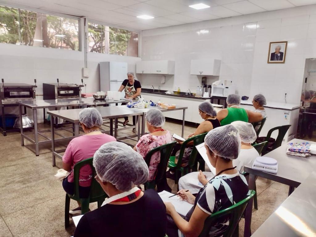 Projeto Cozinhalimento recebe curso gratuito de pães do Sebrae
