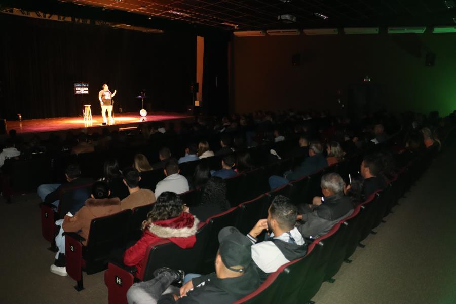 Teatro recebe stand-up com arrecadação de leite e alimentos