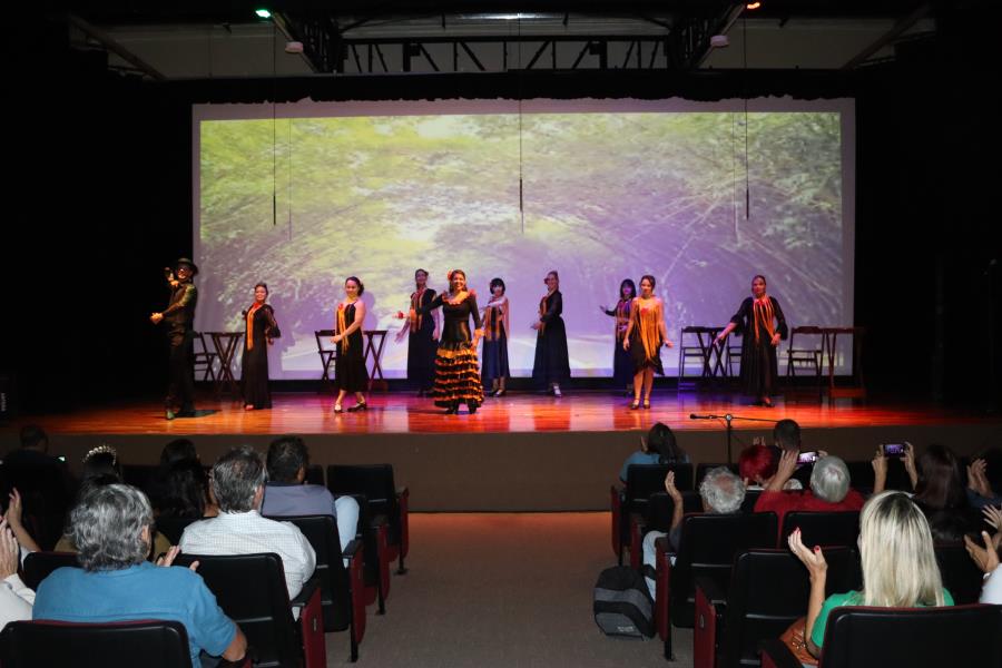 Espetáculo de dança “La Bailaora” envolve plateia em suspense encenado no Teatro Municipal