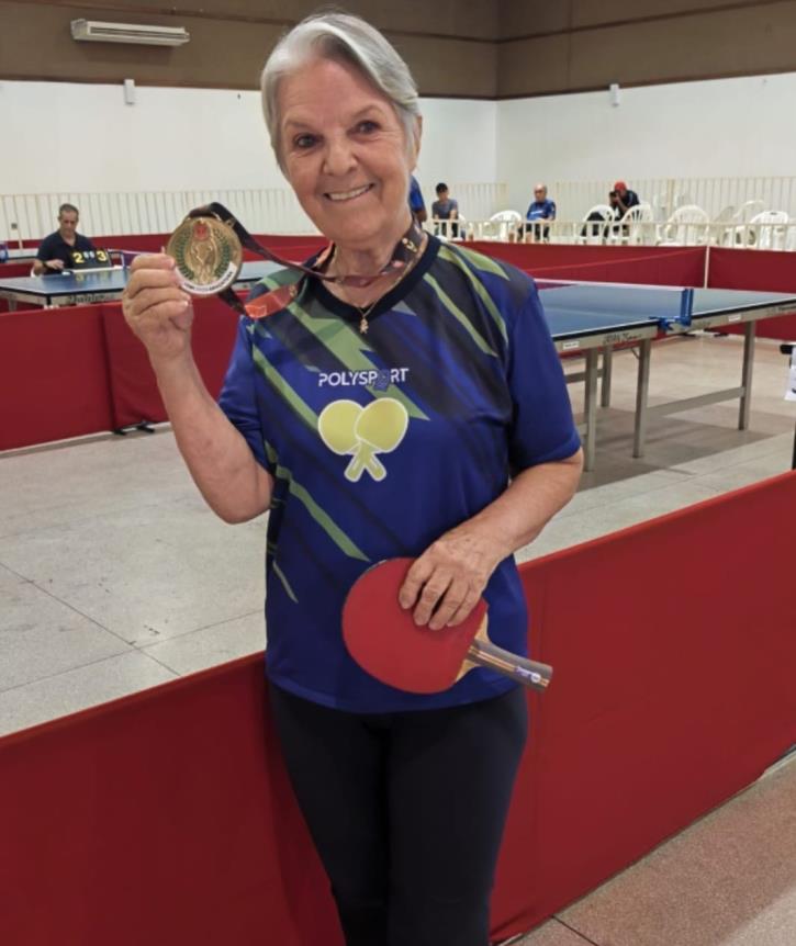 Artesã de Fernandópolis, Vilma Munhoz Teixeira, conquista medalha de ouro no tênis de mesa aos 81 anos e inspira pela energia e amor à vida