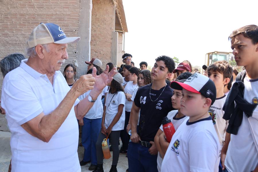 Alunos da “Melvin Jones” visitam confinamento de 6 mil bois