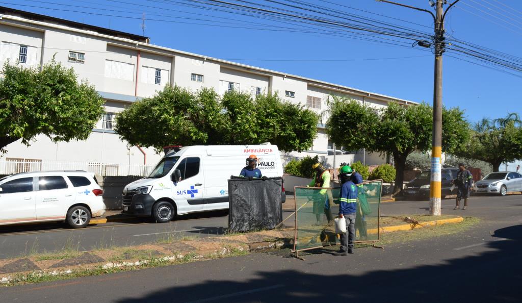 Avenida dos Expedicionários e cemitério recebem roçagem