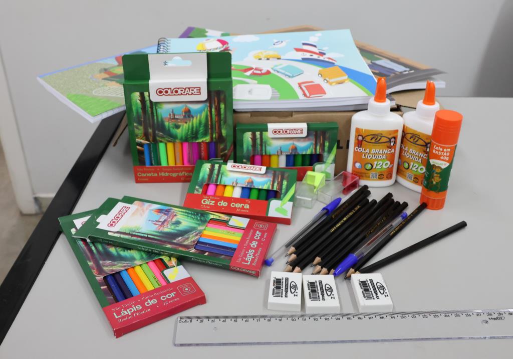 Prefeitura adere à ata estadual e distribui kits escolares para alunos da rede municipal