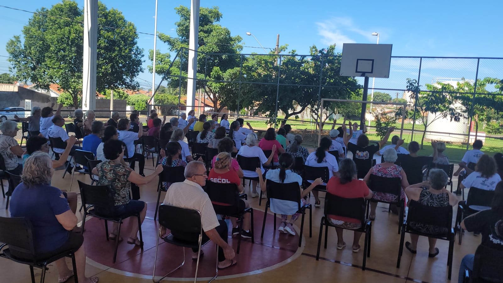 Idosos de todos os CRAS de Fernandópolis se reúnem para prática de atividade esportiva
