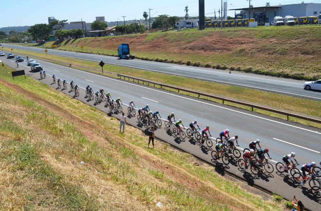 Ciclistas de Fernandópolis prestigiam os competidores da 12ª Volta Ciclística