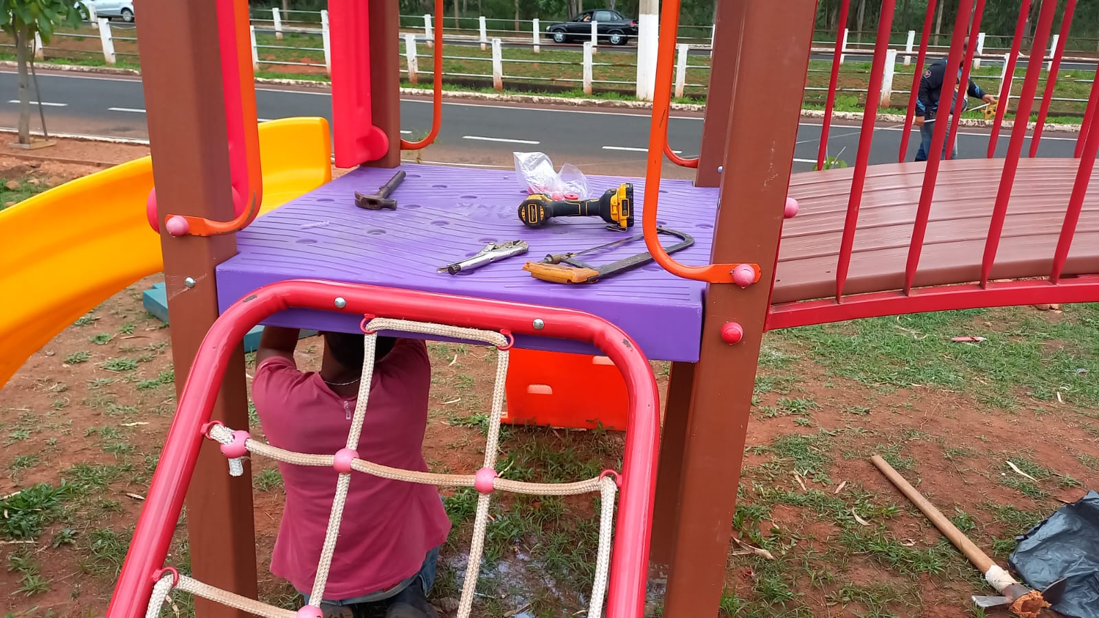 Playground recém-instalado é substituído após sofrer ação de vandalismo 