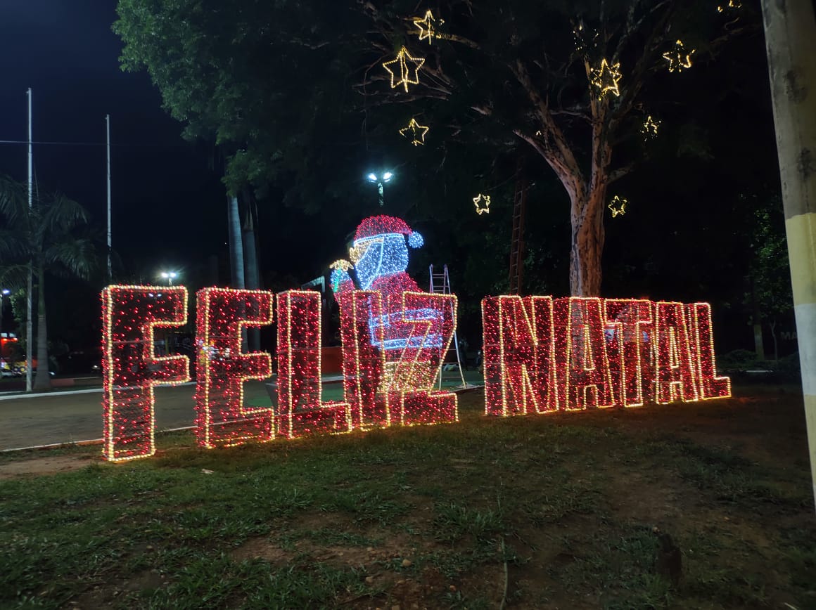 Decoração de Natal começa ser instalada em Fernandópolis 