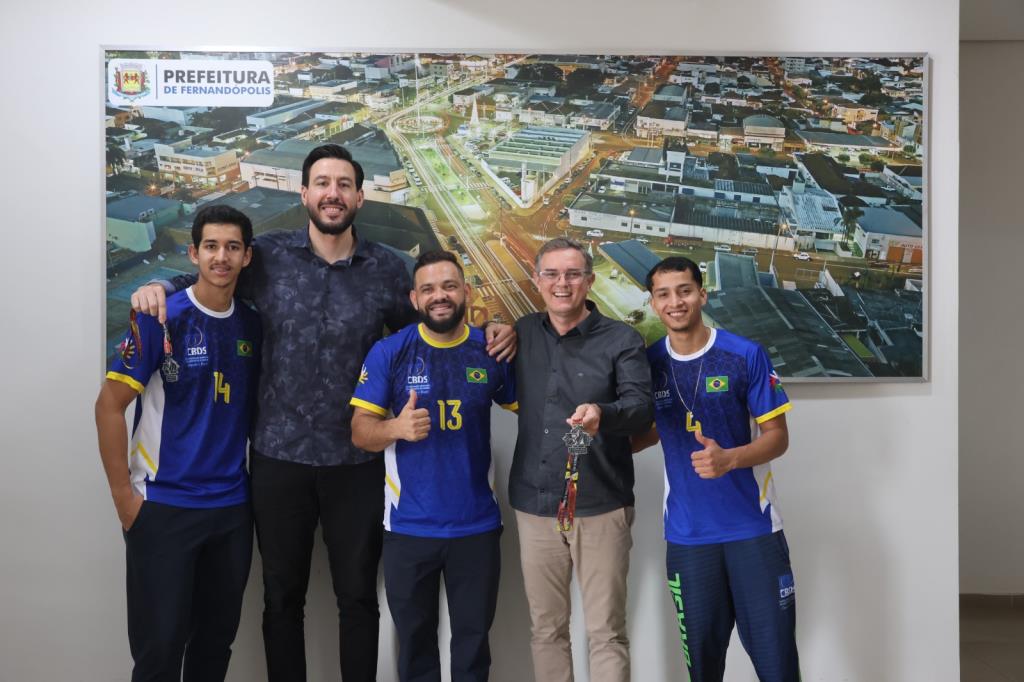 Prefeito recebe atletas que representaram o Brasil na Surdolimpíadas 2025