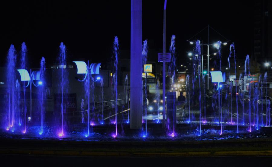 Áreas públicas ganham iluminação azul para conscientizar sobre autismo