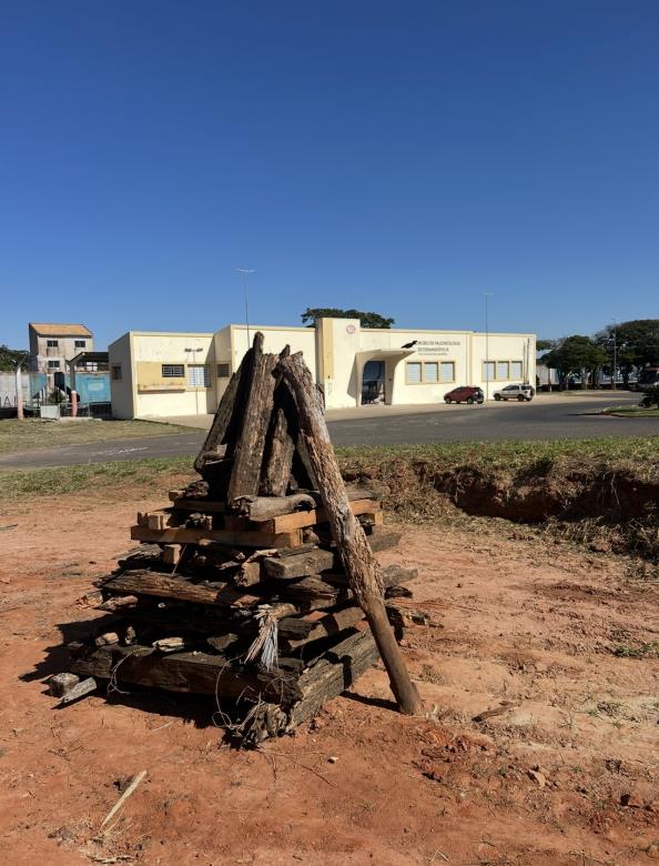 Fogueira já está pronta para o Arraiá do Dinossauro nesta sexta-feira (05)