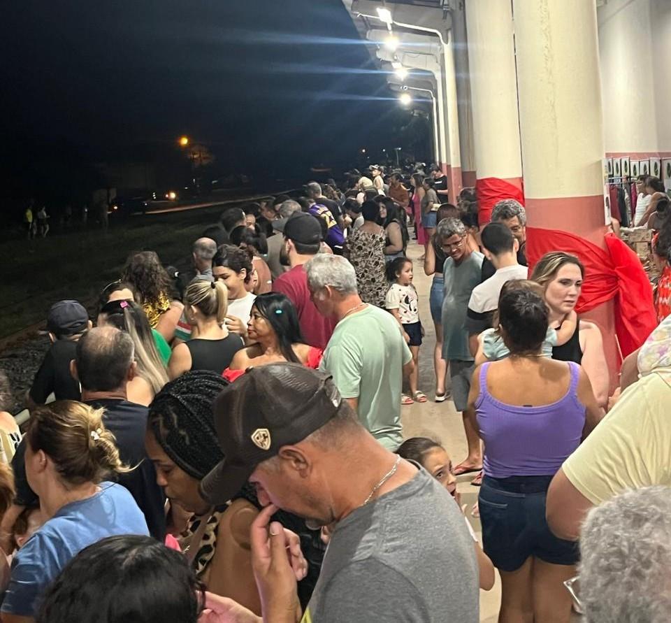 Trem iluminado leva multidão ao Museu de Paleontologia